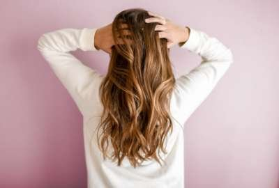 5 chýb ktoré ničia Vaše vlasy
