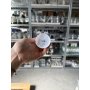 Dekoratívna LED sviečka bielo-zlatá, výška 12,5 cm, s realistickým plameňom, batérie súčasťou baleni