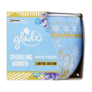 GLADE by Brise Sparkling Winter flowers, parfumovaná sviečka s vôňou zimných kvetov 120 g
