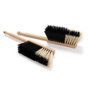 Metlička s drevenou rúčkou, lakovaná 1 ks